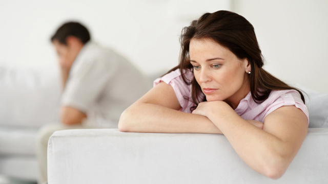نصائح للزوجة للتعامل مع الزوج البخيل بذكاء - استخدام الانوثة و الدلال بدلا من التعنت