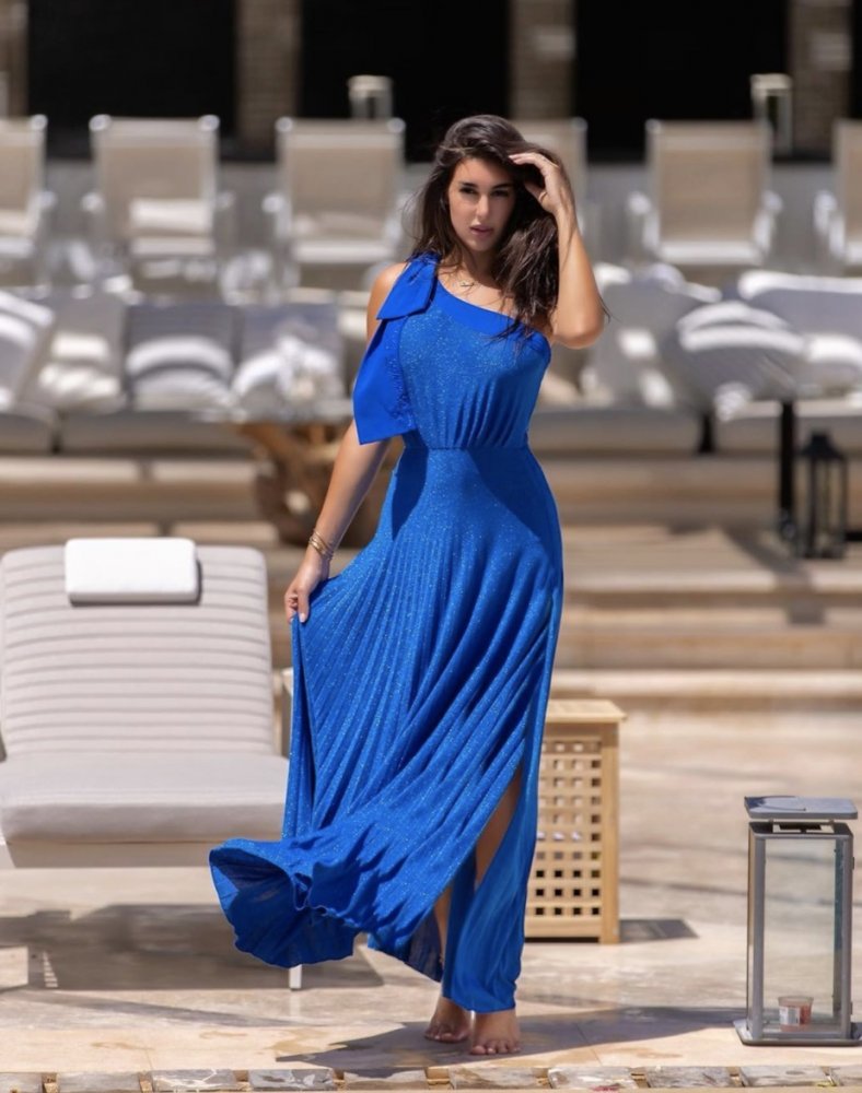 فستان أزرق بقصة الكتف الواحد اختارته ياسمين صبري
