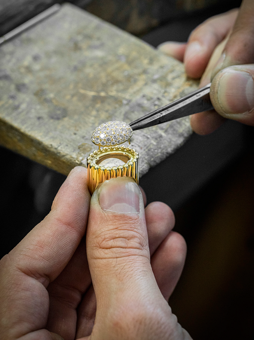 تجميع القبة المرصعة بالماس على خاتم "بيرليه دايمندز بافيه" Perlée diamonds pavé