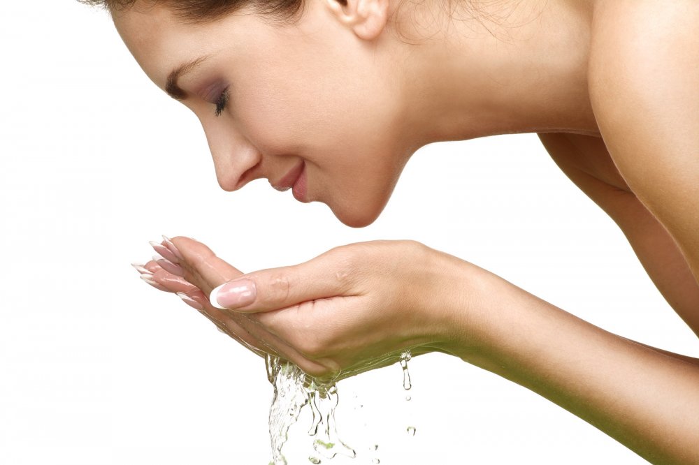  استخدمي الماء البارد بعد تطبيق الوصفات الطبيعية لسد مسامات الوجه الدهني