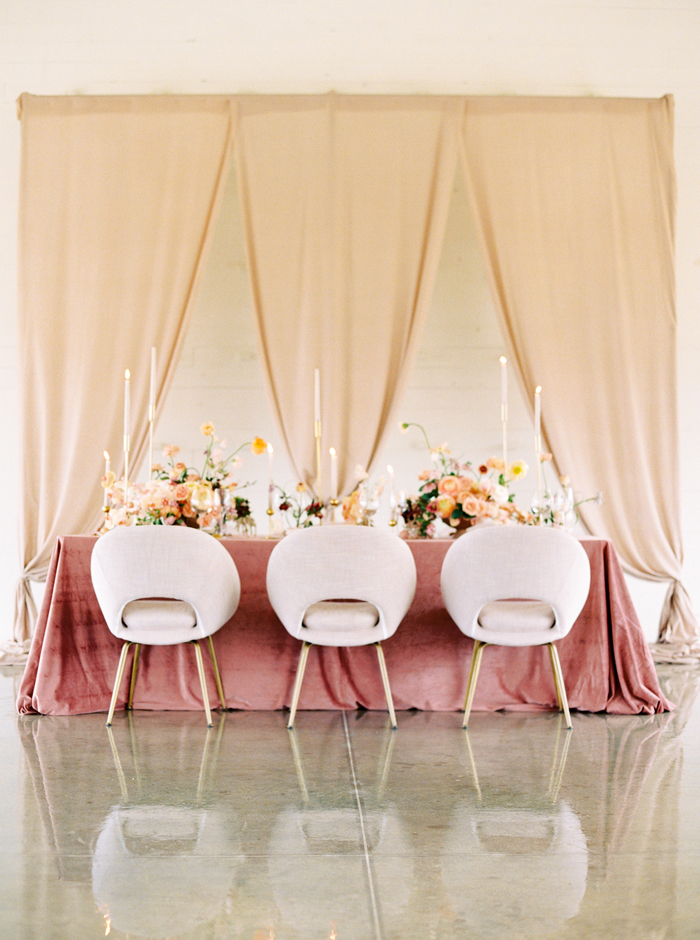 مقاعد دائرية منخفضة لحفلات الزفاف ذات الموضوع أو الثيم الريترو