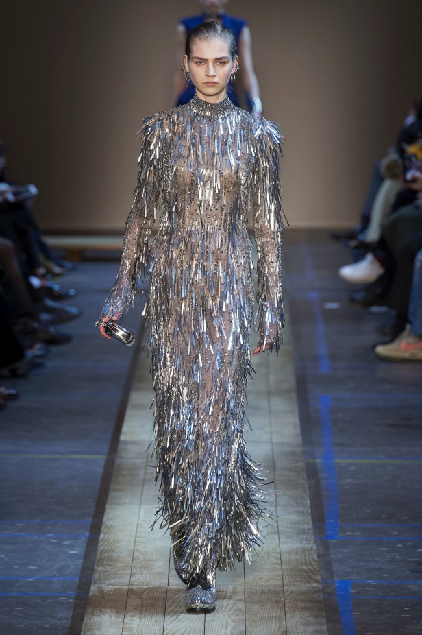 فستان بالشراريب الفضية من تصميم الكسندر ماكوين