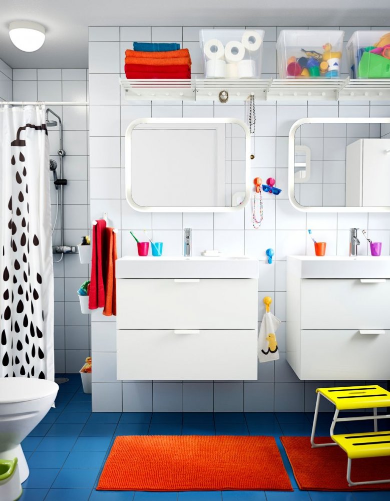 ديكورات حمامات أطفال بالأبيض البسيط مع الألوان البراقة
