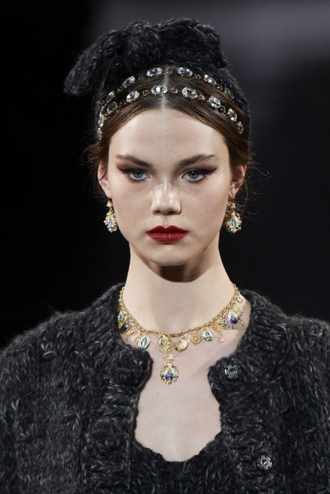 اكسسوارات شعر براقة مع الباند الملفت من وحي Dolce & Gabbana