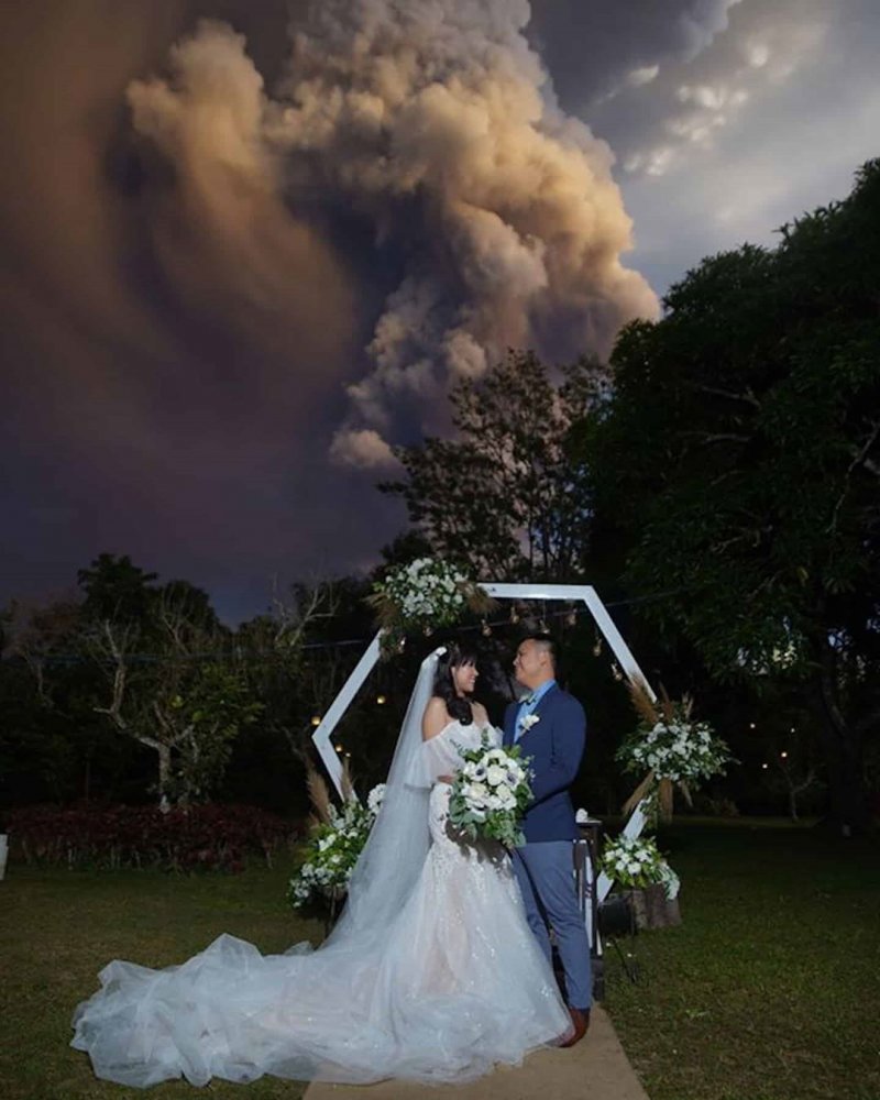 واستمر حفل الزفاف وسط مشهد الدخان البركاني المتصاعد