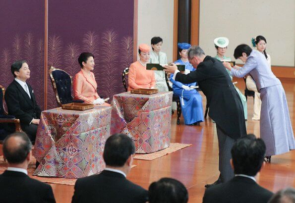 العائلة الإمبراطورية اليابانية تستضيف جلسة لقراءة الشعر