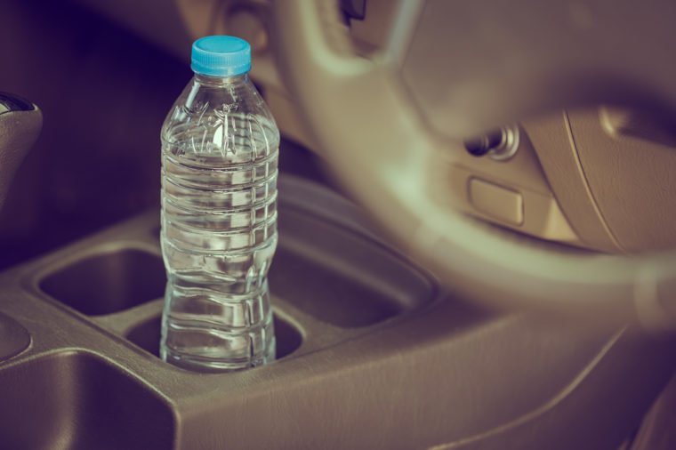 زجاجات المياه البلاستيكية