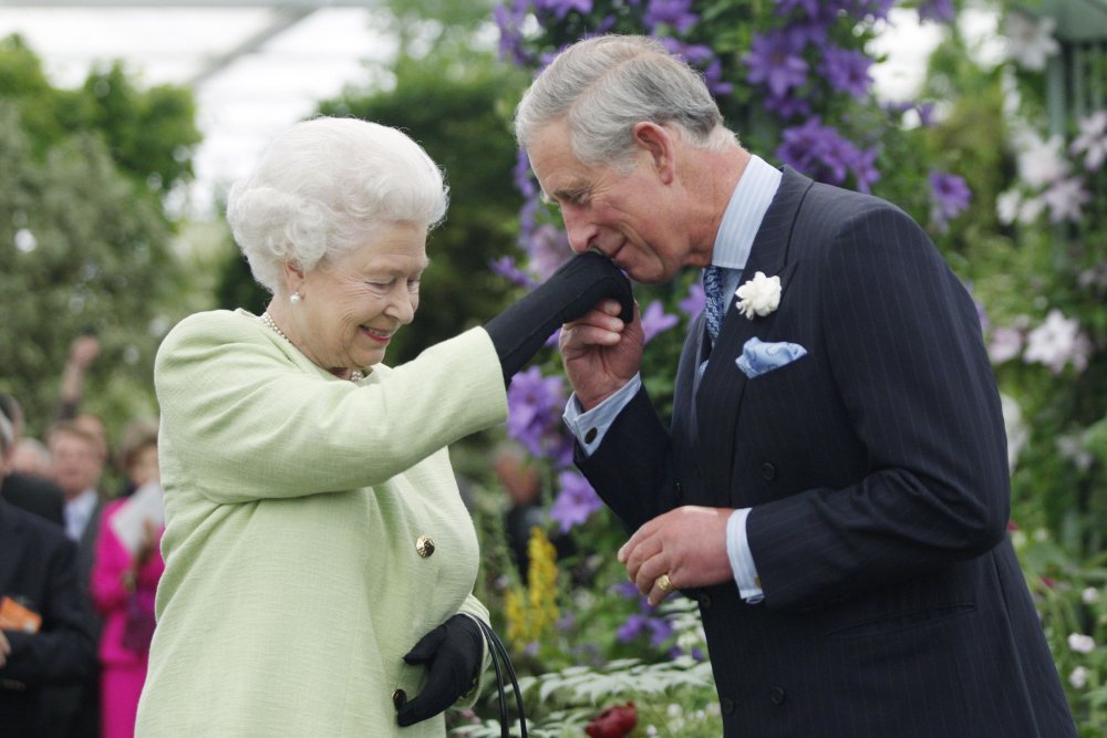 الأمير تشارلز ورث حب البستنة من والدته الملكة