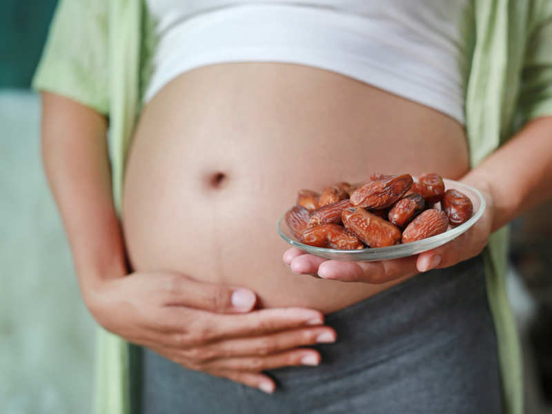 من فوائد التمر للحامل أنه يقي الجنين من التشوهات الخلقية