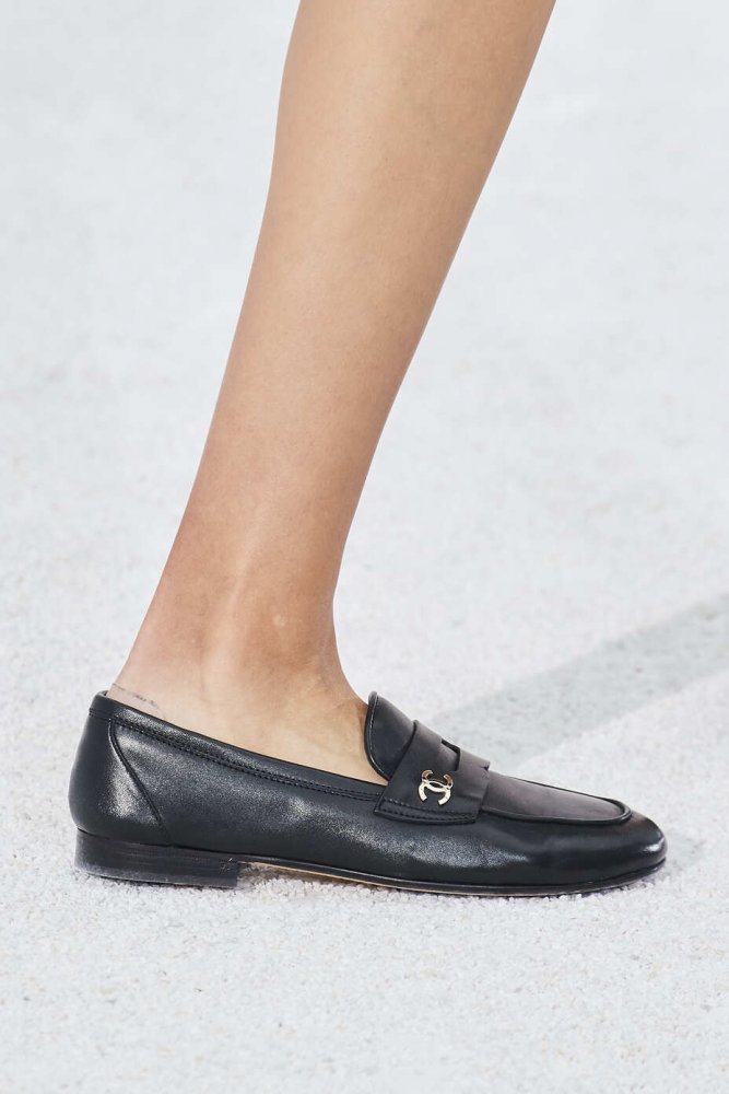 موضة احذية ربيع 2021 مسطحة وذكورية من Chanel