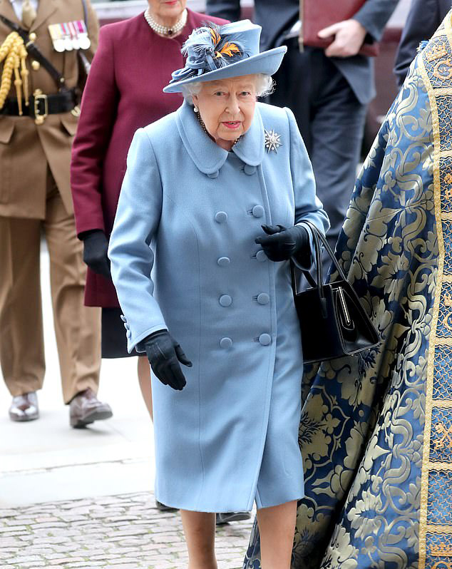 ملكة بريطانيا تغادر قصر باكنغهام إلى وندسور بسبب كورونا