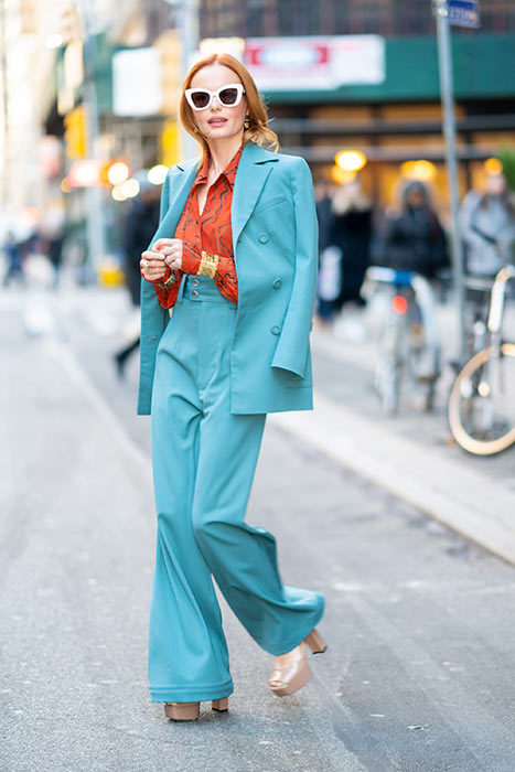 بدلة رسمية زرقاء وحيوية من اختيار Kate Bosworth