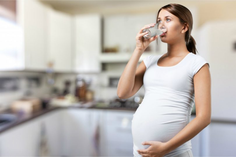 من نظام غذائي للحامل في رمضان تناول الماء بكثرة