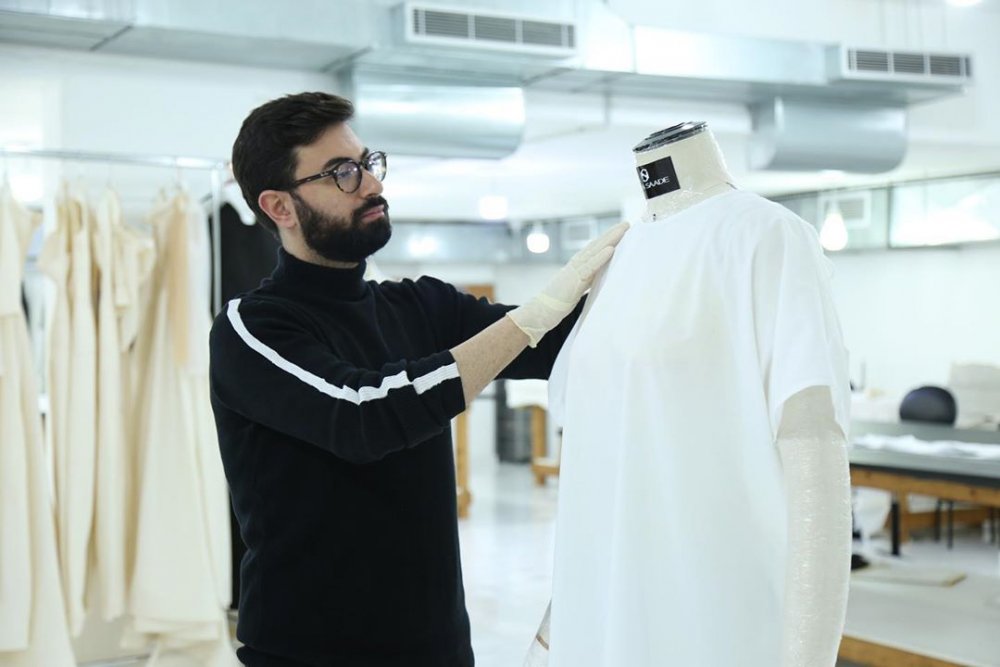  مبادرة إنسانية من المصمم نجا سعادة لتنفيذ ملابس طبيّة خاصّة للمصابين بفيروس كورونا