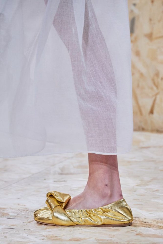 صيحة الأحذية المعدنية باللون الذهبي في رمضان 2020 من Miu Miu