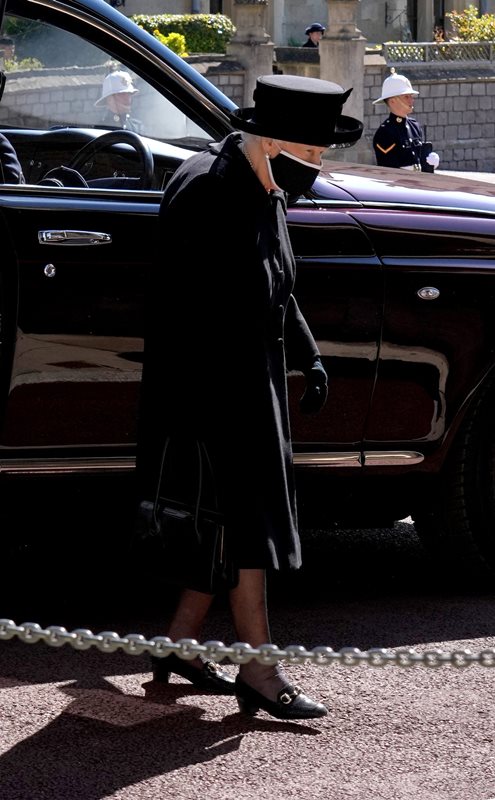 الملكة اليزابيت إرتدت معطفاً أسود نسّقت معه قبعة سوداء