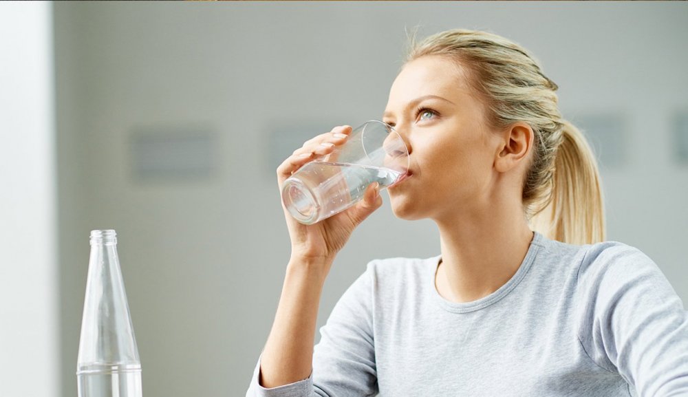 الإفراط في شرب الماء على السحور يسبب العطش