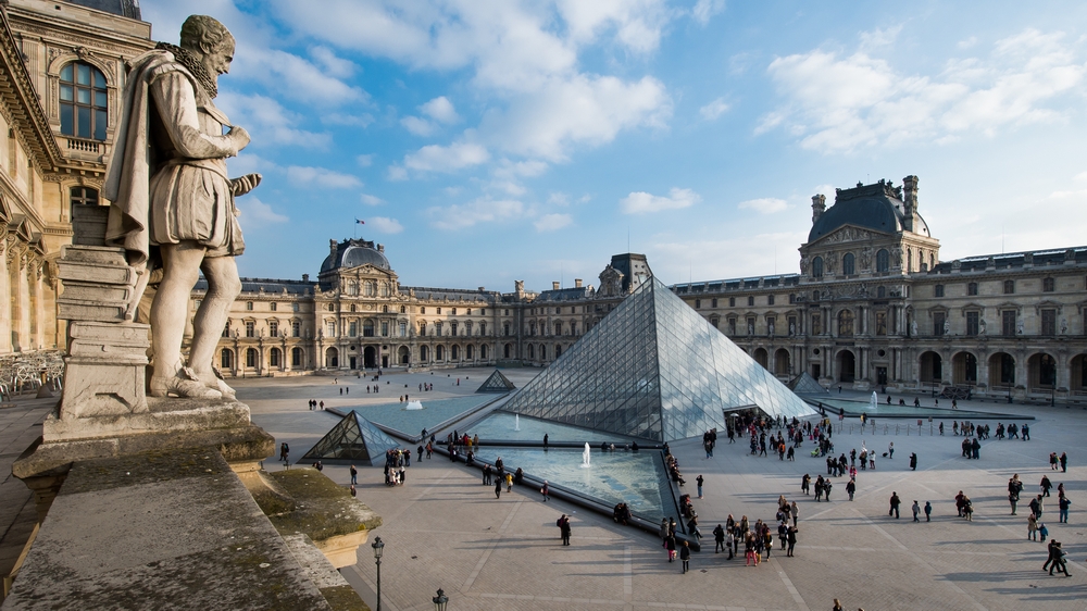  متحف اللوفر في باريس