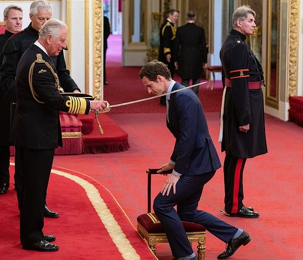 أندي موراي يتسلم وسام الفروسية من الأمير تشارلز