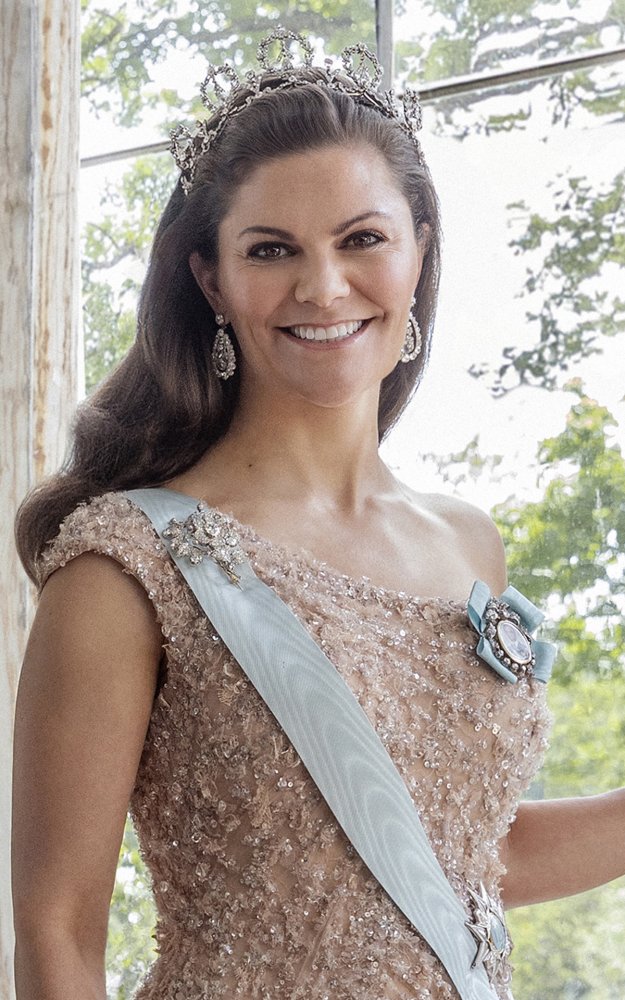 الأميرة فيكتوريا في عيد زواجها ترتدي تاج the Connaught Diamond Tiara