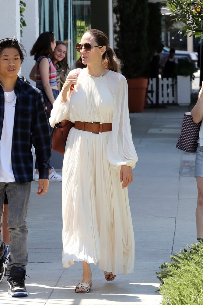 اطلالات انجلينا جولي بموضة الفستان الواسع باللون الأبيض من توقيع دار The Row