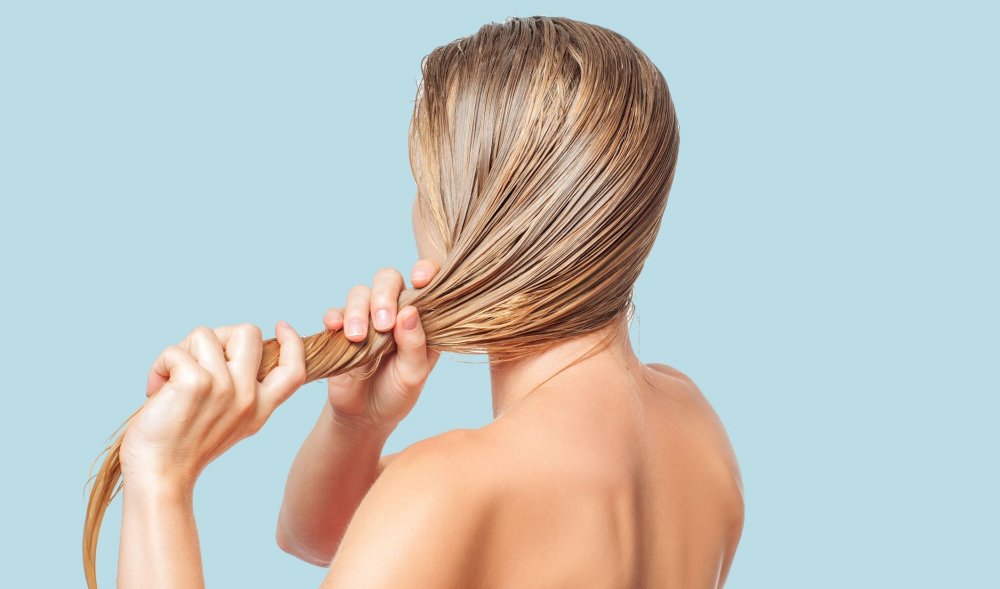 استخدمي ماسكات طبيعية لعلاج شعرك في الصيف