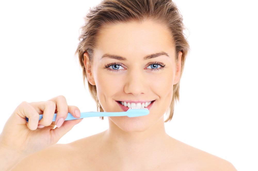 نظفي أسنانك بفرشاة الأسنان بعد استخدامك الفحم