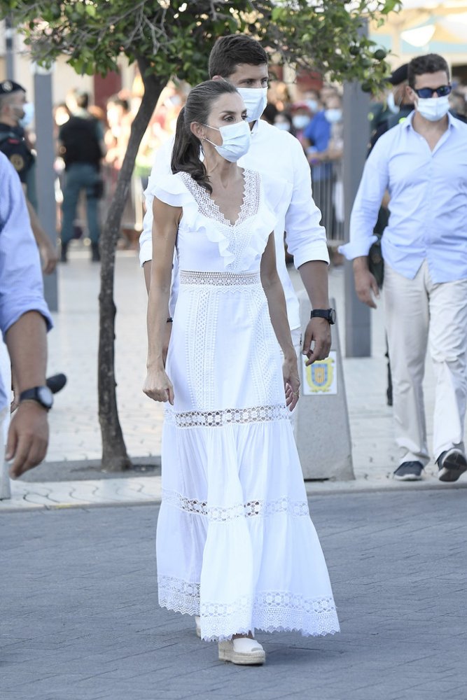 إطلالات ليتيزيا ملكة إسبانيا كاجوال وبعيدة كل البعد عن الكلاسيكية بفستان أبيض واسع