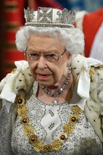  الملكة إليزابيث ترتدي تاج إكليل الدولة The State Diadem