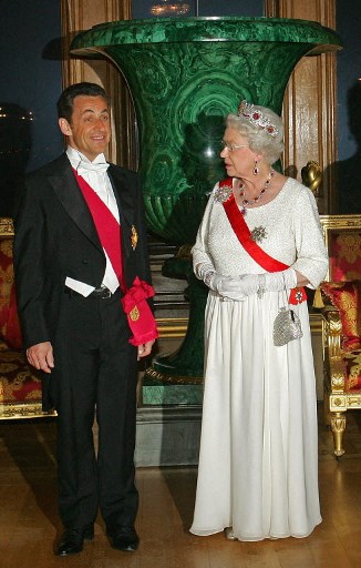 الملكة ترتدي تاج The Burmese Ruby Tiara