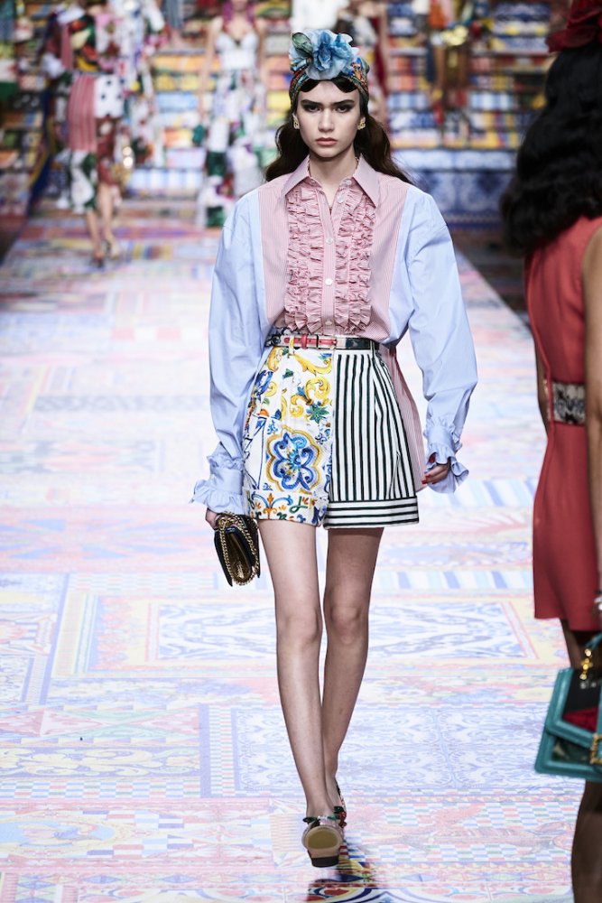 مزيج النقشات والألوان بتصميم حيوي من Dolce&Gabbana