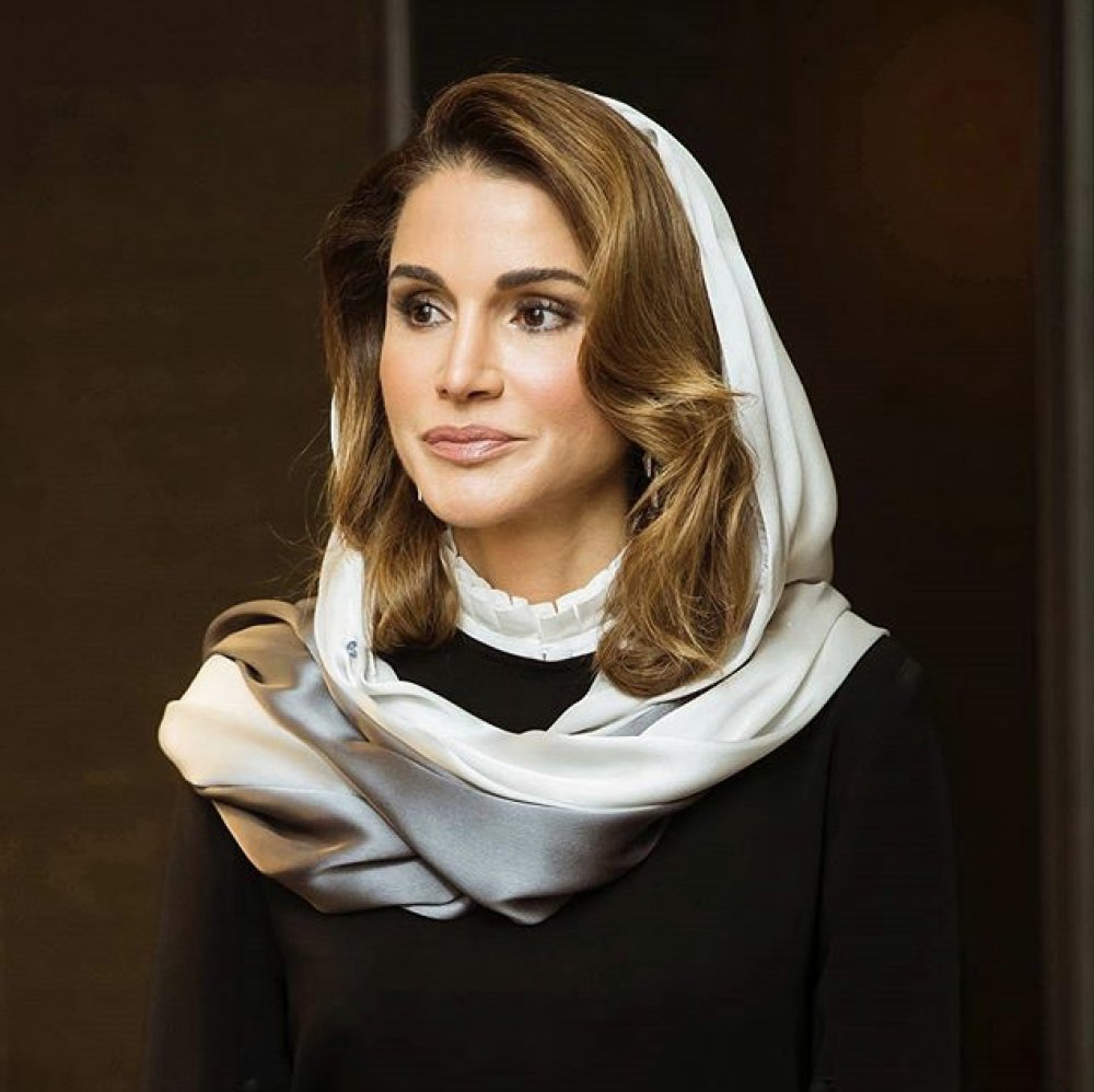 إطلالة جمالية ملفتة للملكة رانيا مع الوشاح الابيض الواسع