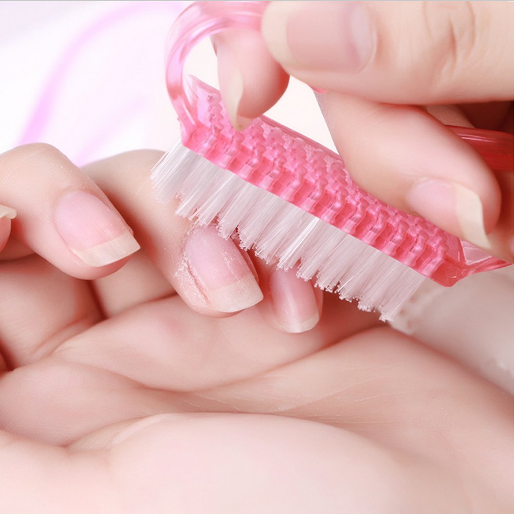 فرشاة الأسنان تساعد في إزالة الطبقة الميتة عن سطح الظفر