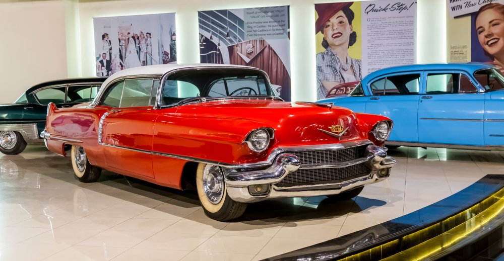 اللون الأحمر للسيارة يجذب الأنظار في متحف الشارقة للسيارات القديمة- المصدر هيئة الشارقة للمتاحف