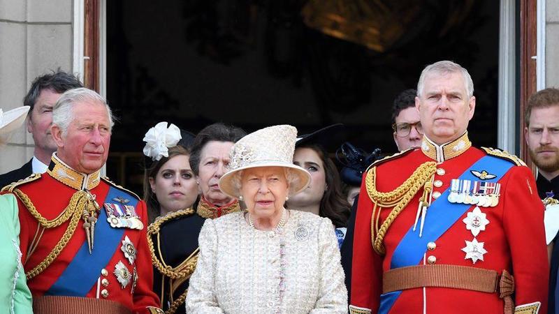 الملكة إليزابيث مع الأمير تشارلز والأمير أندرو
