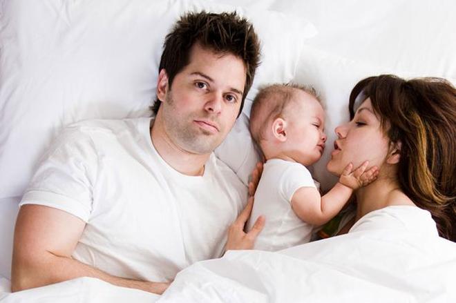 كيف تتعامل الزوجة مع غيرة زوجها من اهتمامها باطفالها