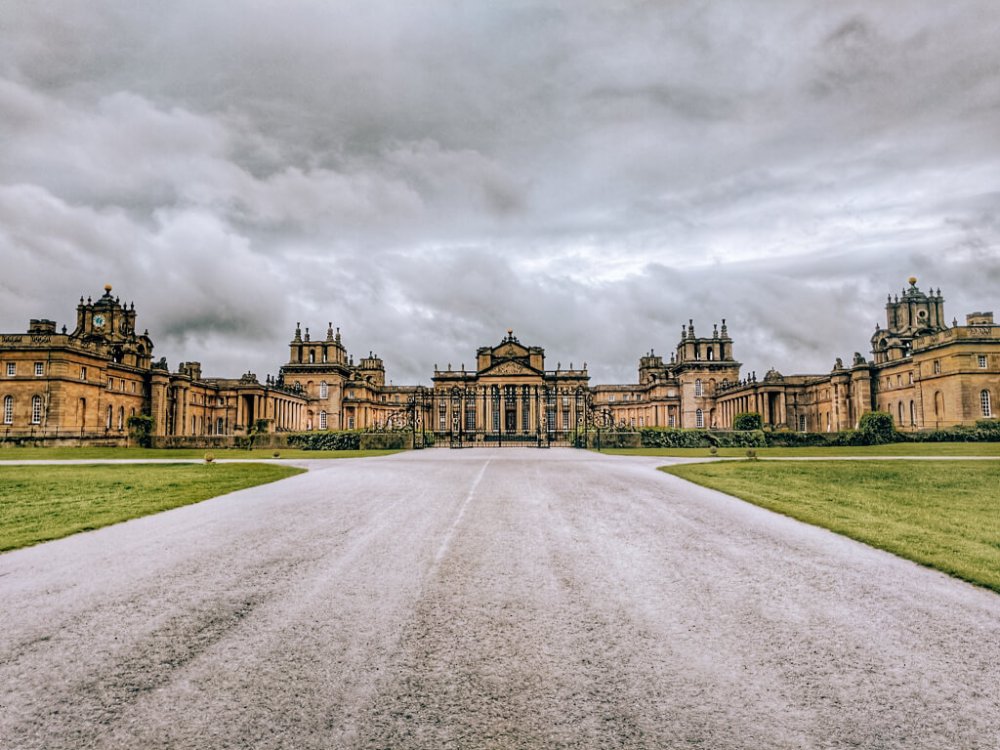 افضل 6 اماكن حفلات زفاف مميزة مستوحاه من الافلام قصر بلينهايم، أوكسفورد، المملكة المتحدة في فيلم سندرلا