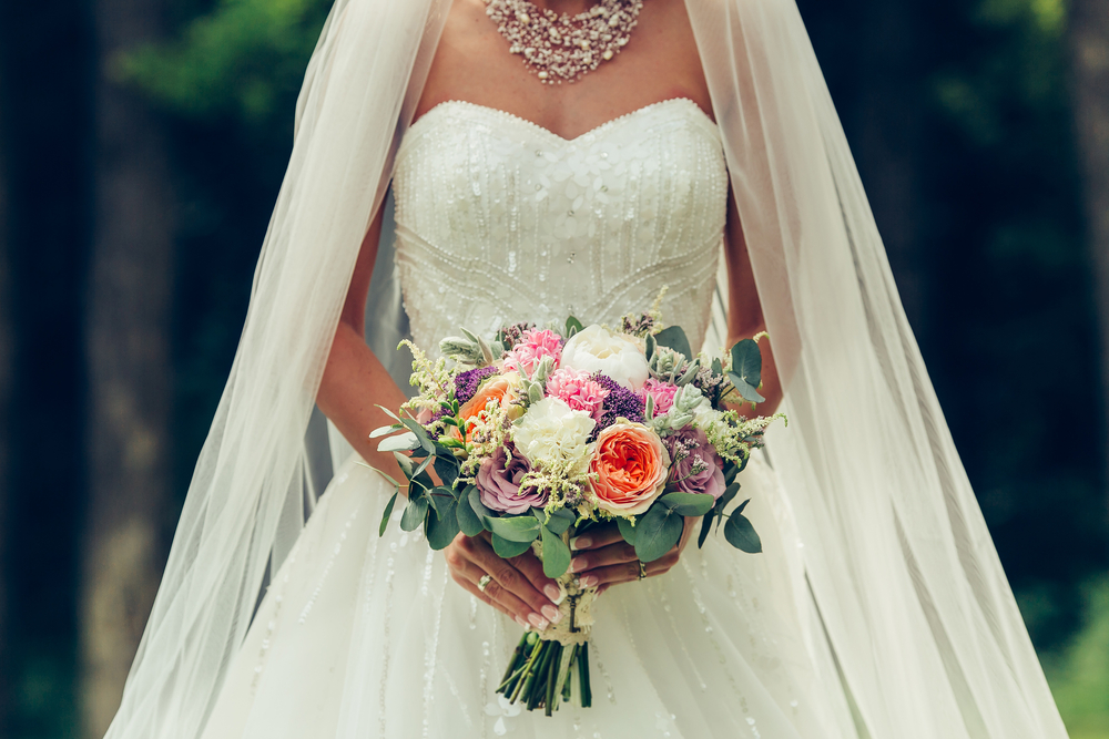 ضعي فستان زفافك في الاعتبار عند اختيار باقة الورود في حفل زفافك لأن باقة الورود