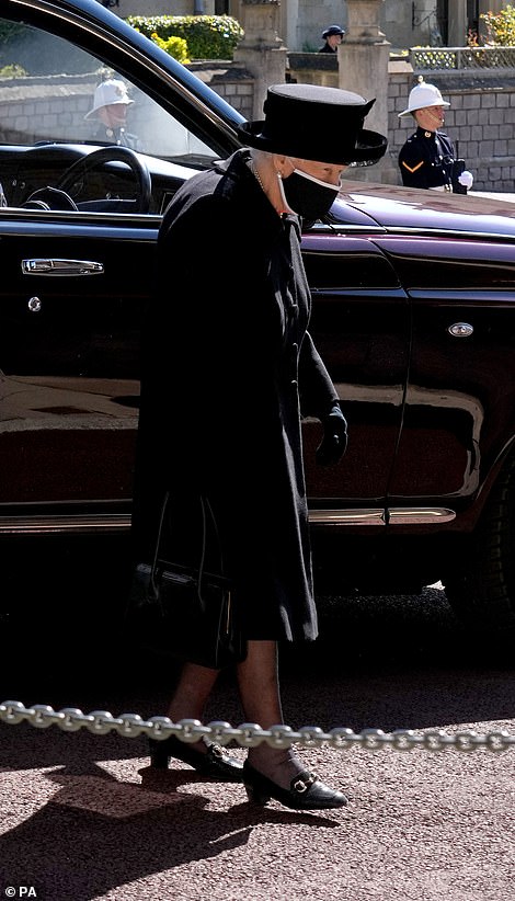 ملكة بريطانيا تمتلك 200 حقيبة من Launer