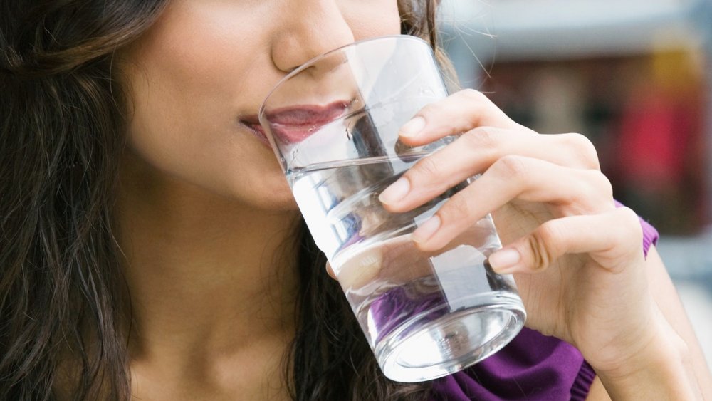 شرب الماء بكثرة لمرضى القولون العصبي في شهر رمضان