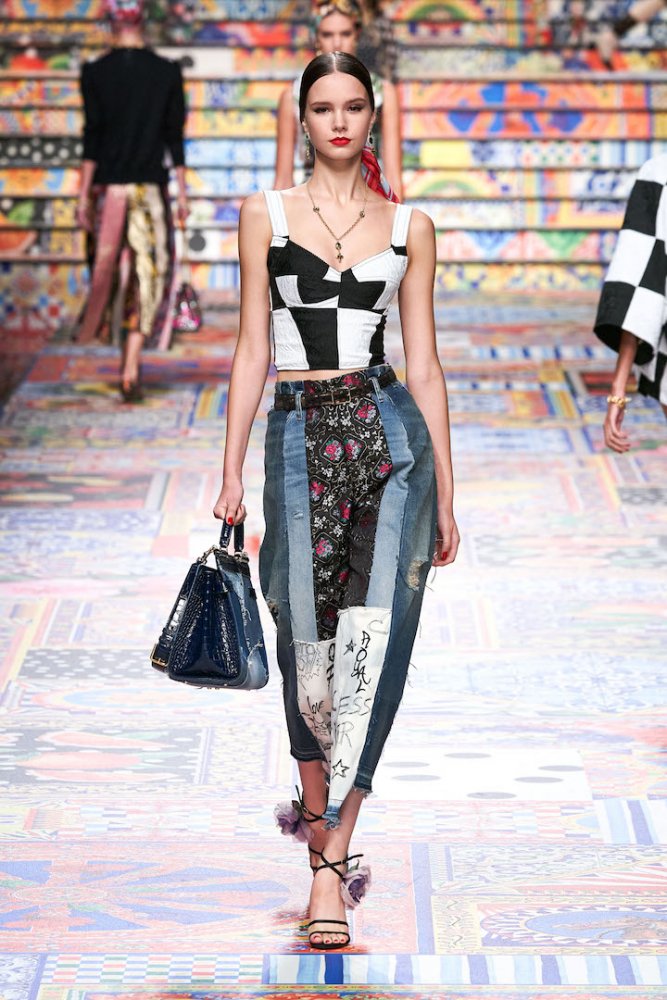 مزيج من الرقع والنقشات الجذابة بتصميم جينز ملفت من Dolce & Gabbana 