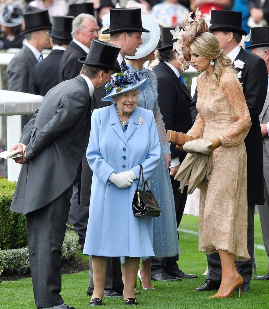 ملكة بريطانيا ظهرت في إطلالة ملونة أنيقة في افتتاح سباق رويال أسكوت