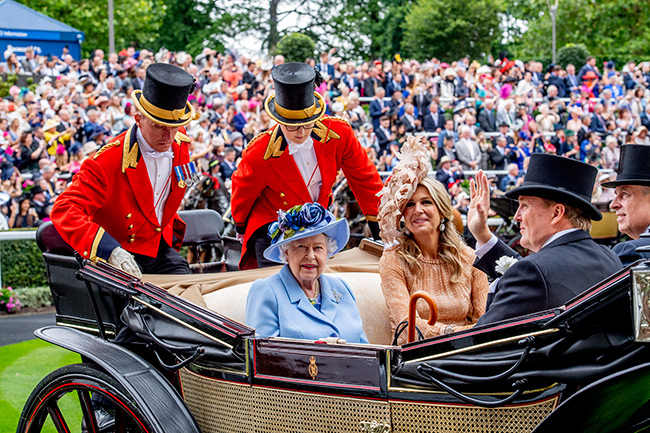 ملكة بريطانيا توجهت إلى السباق بموكب من العربات الملكية
