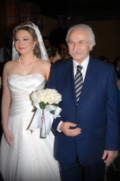 الفنانة نادين تحسين بك خياط مع والدها النجم تحسين بك خياط في يوم زفافها