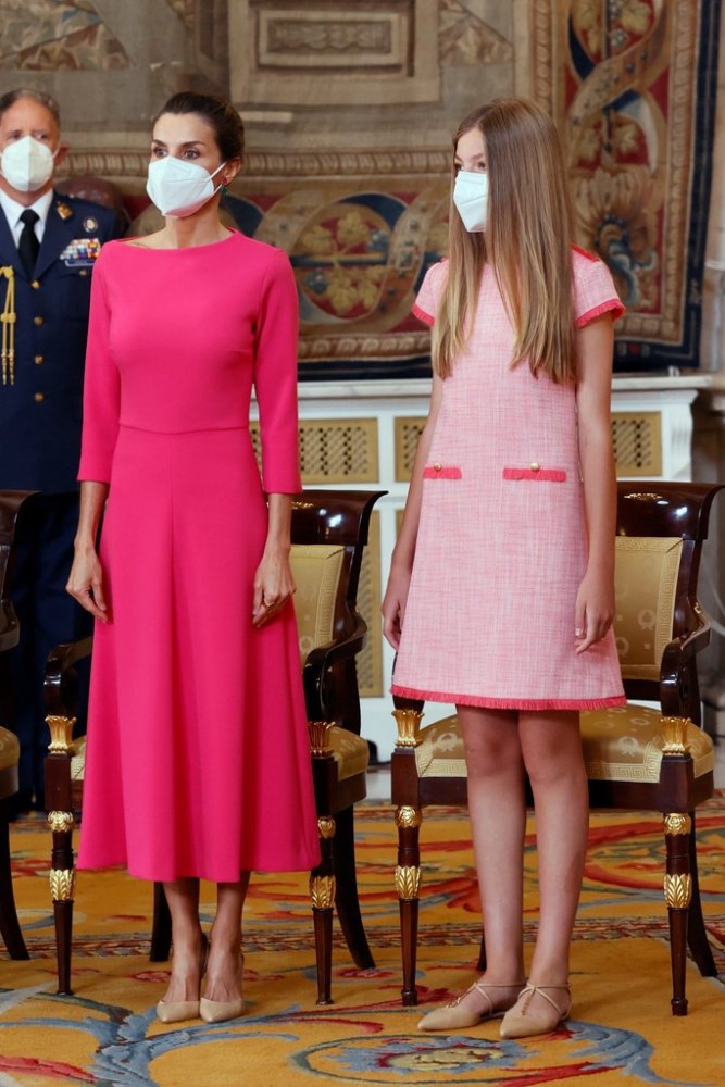 اطلالات الملكة ليتيزيا بالفستان الوردي من توقيع دار Moises Nieto