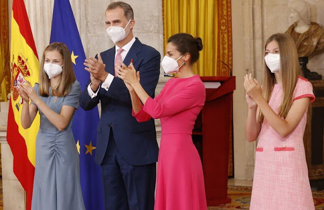 العائلة المالكة الإسبانية تسلم وسام الاستحقاق المدني
