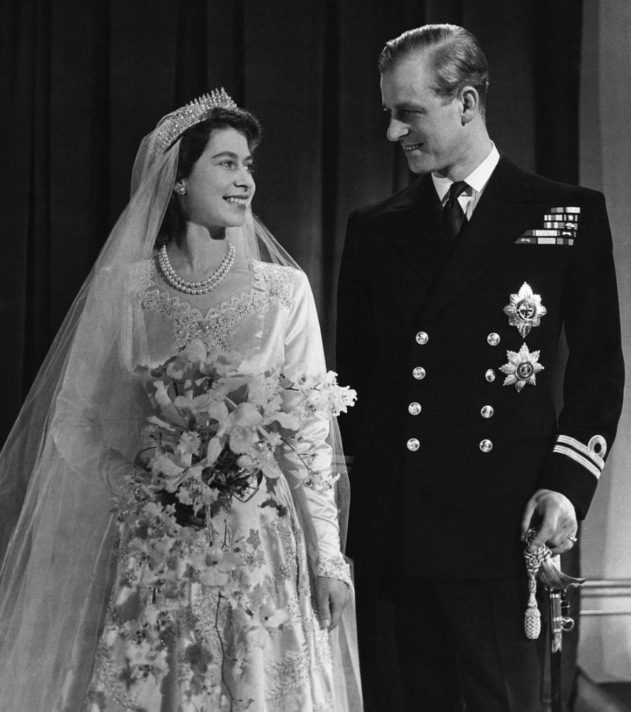 الاميرة بياتريس وضعت التاج نفسه التي وضعته الملكة اليزابيث في زفافها سنة 1947