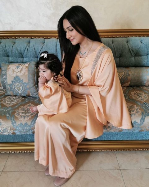 هيفاء حسين مع طفلتها