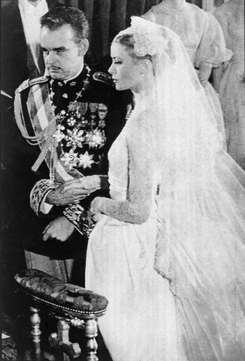 غريس كيلي والأمير رينييه الثالث أمير موناكو في حفل زفافهما