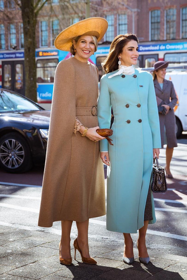 ارتدت الملكة رانيا خلال زيارة هولندا معطفا باللون الأزرق السماوي ووضعت حول رقبتها وشاحا باللون الأبيض